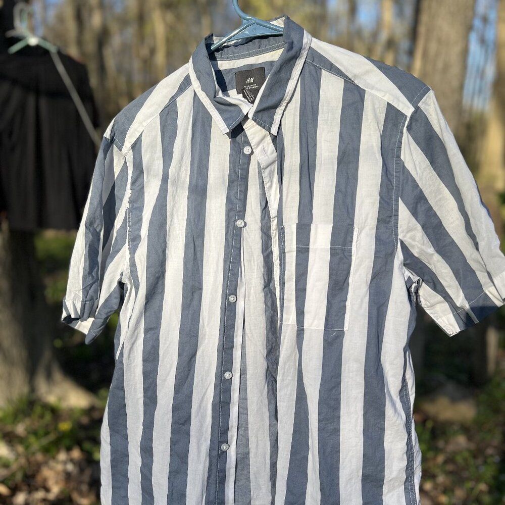🔥 4 FOR $15 Item🔥Men’s Medium H&M Button-Up Shirt | Striped Chambray & White